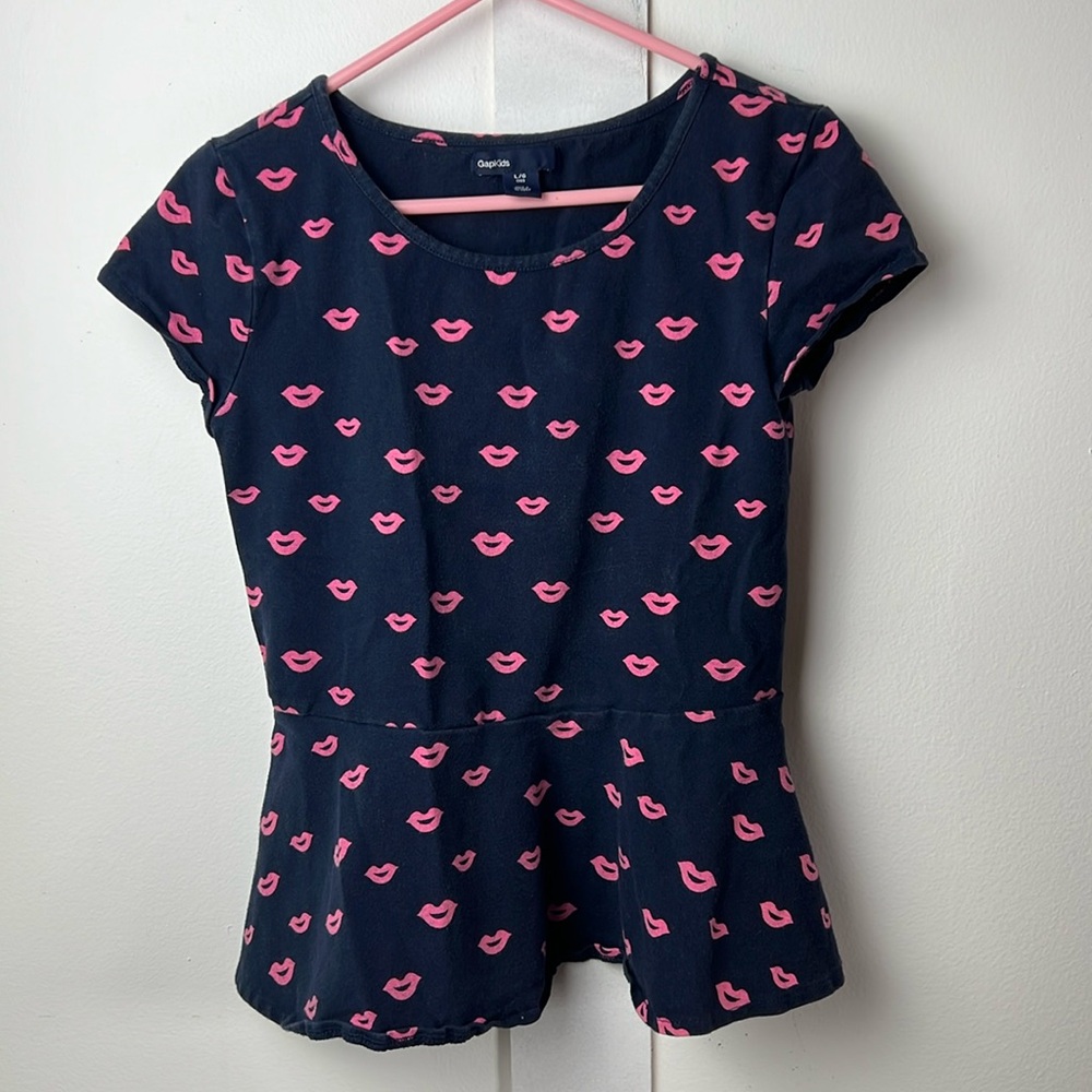 GAP Kids Navy Blue Shirt Peplum Top with Pink 💋 Kiss Print Lips Pattern